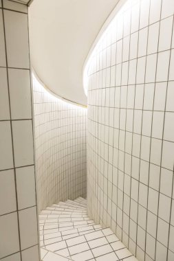 Çağdaş beyaz merdiven. Apartman dairesi, içerisi lüks, kimse yok.