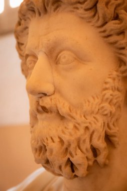 NAPLES, ITALY 26 Haziran 2025 Roma İmparatoru Marcus Aurelius 'un büstü Napoli Arkeoloji Müzesi' nde sergilenmekte, stoik ifade ve klasik heykelsel detay tasvir edilmiştir..
