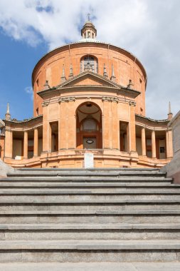 Bolonya, İtalya - Aralık 2024 San Luca Sığınağı. Tarihsel bazilika, mavi gökyüzü