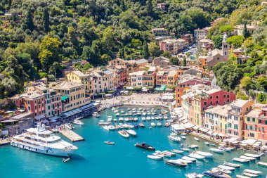 Portofino, İtalya - 7 Ağustos 2023 deniz ve lüks yatlı manzara manzarası. İtalya 'da seyahat yoksulluğu