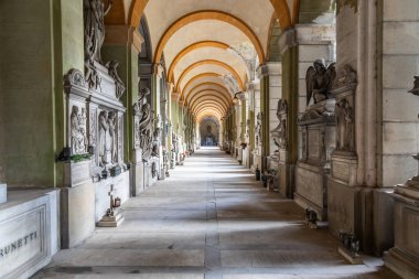 Cenova, İtalya - Mayıs 2025 Staglieno mezarlığı, koridor perspektifi. Muazzam heykeliyle ünlü geniş anıtsal mezarlığı.