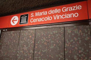 MILAN, ITALY - Ekim 2025: Conciliazione Metro İstasyonu işareti Santa Maria delle Grazie yakınlarındaki Cenacolo Vinciano, Leonardo da Vinci 'nin The Last Supper' ının evi.