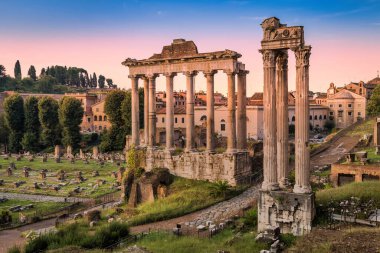 Roma, İtalya - Mayıs 2025: Kolezyum bölgesine yakın antik kolonlar. Ünlü bir seyahat merkezinin manzarası, antika harabeler gökyüzü.