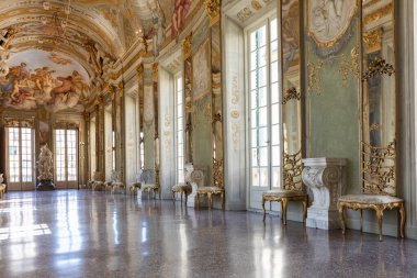 Cenova, İtalya - 6 Ağustos 2023 Royal Palace müzesinin içi. Lüks mermer, pencereli ve aynalı galeri.