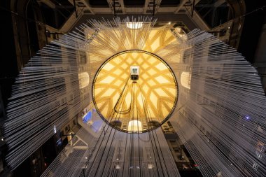 Turin, İtalya 7 Ocak 2026 Köstebek Antonelliana 'nın Ulusal Sinema Müzesi' ne ev sahipliği yapan iç görünümü, yükselen kubbe, geometrik tavan ve askıya alınmış kurulum.