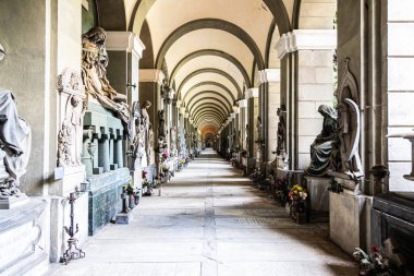 Cenova, İtalya - 17 Ağustos 2024 Staglieno mezarlık koridoru perspektifi