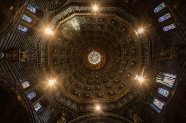 SIENA, ITALY NOVEMBER 2025 Siena Katedrali 'nin içi siyah-beyaz mermer sütunlar, kubbeli tavan ve yumuşak ışık altında Rönesans freskleri, ruhani ihtişam ve tarihi yansıtıyor..