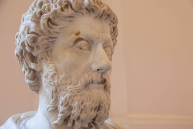 NAPLES, ITALY 26 Haziran 2025 Roma İmparatoru Marcus Aurelius 'un büstü Napoli Arkeoloji Müzesi' nde sergilenmekte, stoik ifade ve klasik heykelsel detay tasvir edilmiştir..
