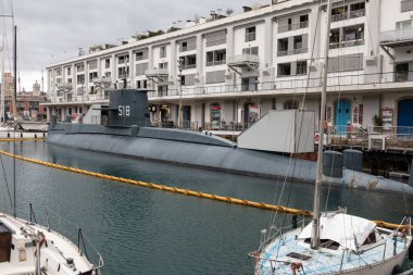 GENOA, ITALY MARCH 2025 Nazario Sauro denizaltısının dış görünüşü bir müze sergisi olarak sergileniyor, kontrol panelleri, borular ve donanma ekipmanları gösteriliyor, Soğuk Savaş askeri mühendisliğini ve bir denizaltıdaki yaşamı gösteriyor..