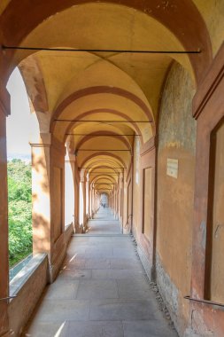 Bolonya, İtalya - 14 Haziran 2024 Geleneksel Portikolar Bologna şehir merkezinden San Luca kilisesine