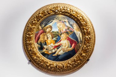 FLORENCE, ITALY Aralık 2025 Ziyaretçiler Magnificat 'ın Botticellis Madonna' sını altın çerçeveli meleklerle taçlandırılmış Bakire ve Çocuk 'u sergilenirken görüyorlar. Tarihi 1483, Uffizi Müzesi.