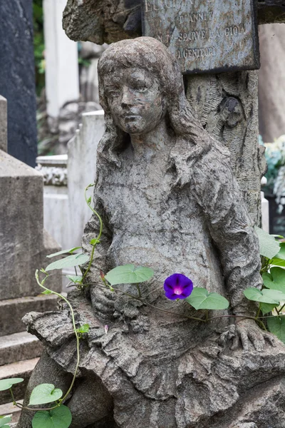 Estatua del antiguo cementerio —  Fotos de Stock