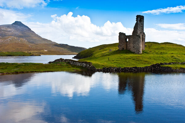 Path to a ruiner of Scottish castel