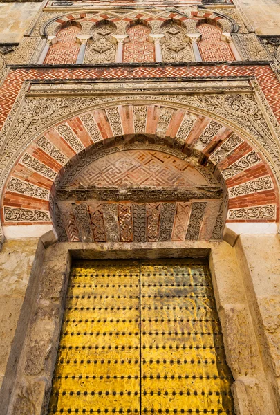 Оригинальная арабская дверь — стоковое фото