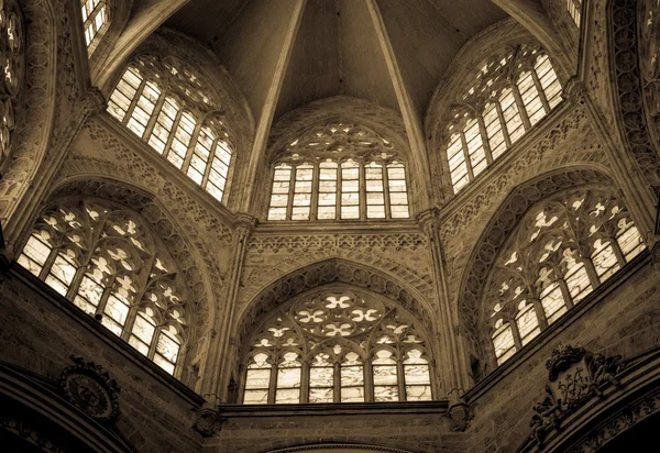 Detalle de ventana interior de una catedral gótica católica — Foto de Stock