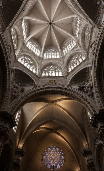 Janela detalhe interior de uma catedral gótica católica — Fotografia de Stock