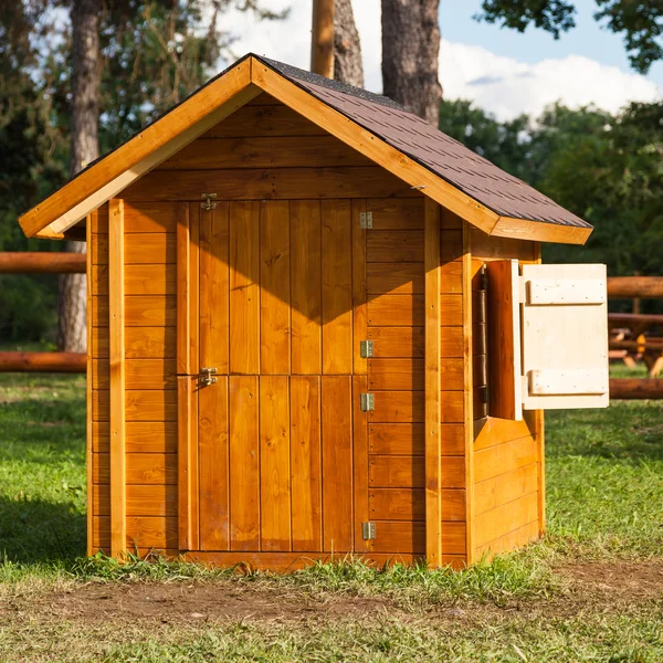 Små barnehus laget av tre i en italiensk park – stockfoto