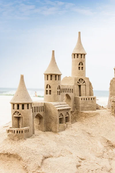 Grande castelo de areia na praia durante um dia de verão — Fotografia de Stock