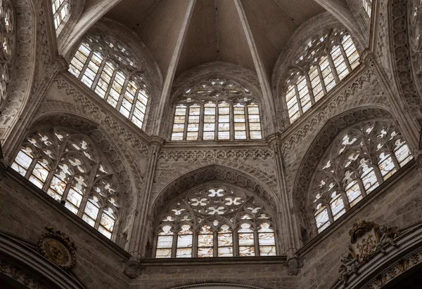 Détail de la fenêtre intérieur d'une cathédrale gothique catholique — Photo