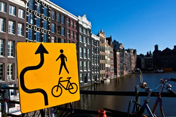 Amsterdam blick von einer brücke — Stockfoto