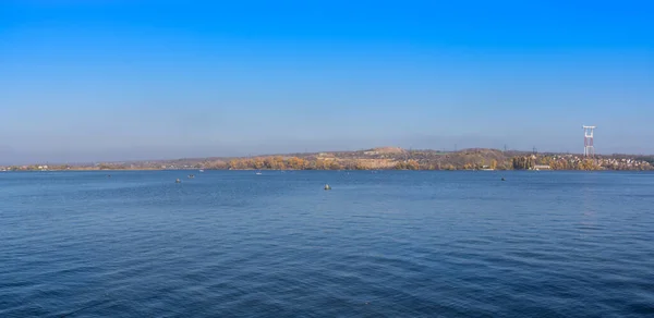 Панорама. Красивый природный пейзаж на Днепре с рыбаками на фоне зеленого острова и голубого неба — стоковое фото