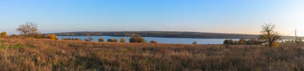 Панорама. Чудовий осінній краєвид Дніпра з зеленим островом на синьому тлі неба. Стокове Зображення