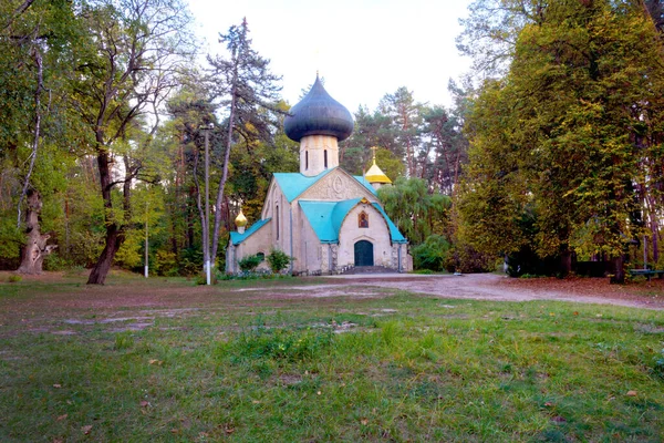 Vista da Igreja da Transfiguração Sagrada, arquiteto A. Shchusev no parque, no complexo imobiliário Natalyevka, região de Kharkiv, Ucrânia — Fotografia de Stock