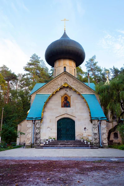 La fachada principal de la Iglesia de la Santa Transfiguración, arquitecto A. Shchusev en el complejo inmobiliario Natalyevka, región de Kharkiv, Ucrania — Foto de Stock