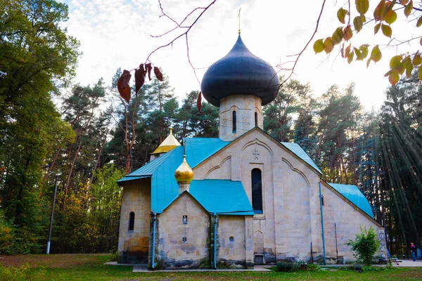 Iglesia de la Santa Transfiguración, arquitecto A. Shchusev en el complejo inmobiliario Natalyevka, región de Kharkiv, Ucrania — Foto de Stock