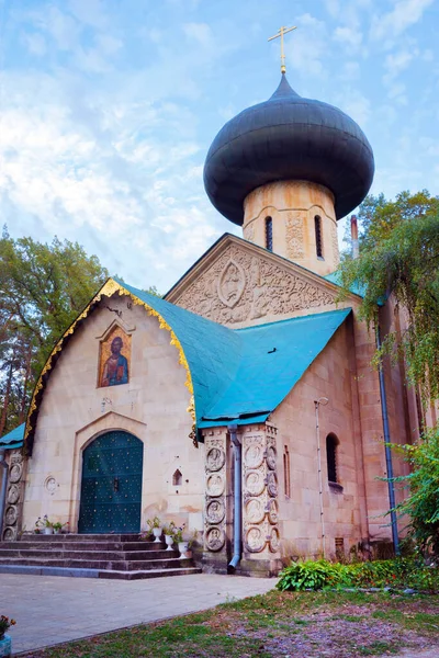 Iglesia de la Santa Transfiguración, arquitecto A. Shchusev en el complejo inmobiliario Natalievka, región de Kharkiv, Ucrania — Foto de Stock