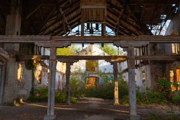 Antiguas estructuras de madera en un establo abandonado en la finca Natalyevka, región de Kharkiv, Ucrania — Foto de Stock