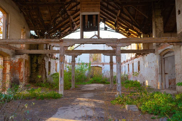 Vieilles structures en bois dans une écurie abandonnée dans le domaine de Natalyevka, région de Kharkiv, Ukraine — Photo
