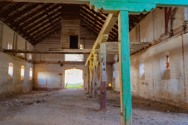 Vieilles structures en bois dans une écurie abandonnée dans le domaine de Natalyevka, région de Kharkiv, Ukraine — Photo