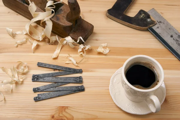 Copo branco com café a ferramenta velha — Fotografia de Stock