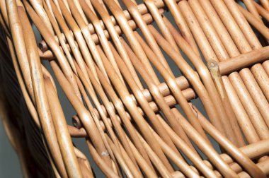 Büyük delikli söğüt sarmaşığından yapılmış hasır bir arka plan.