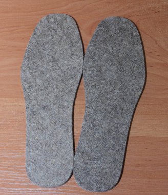 Sıcak kış ayakkabılarında bir çift büyük ayak tabanı vardı.