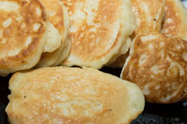 Yemek pişirme süreci. Altın hamurlu kızarmış gözleme..