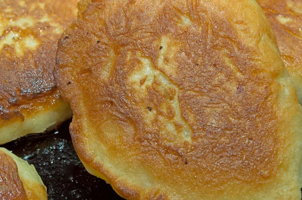 Processo Cozimento Panquecas Fritas Com Uma Crosta Dourada — Fotografia de Stock
