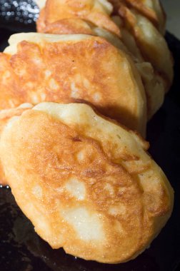 Yemek pişirme süreci. Altın hamurlu kızarmış gözleme..