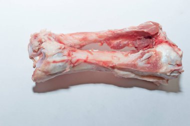 Parmak eklemlerini kestikten sonra domuz kemiği.