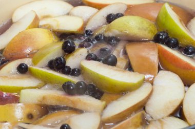 Elma ve kuşüzümü kompostoda, pişirme sürecinde.