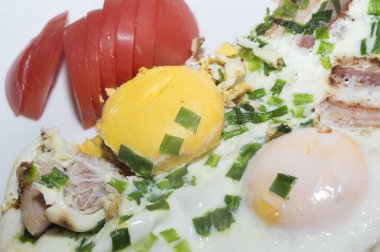 Diyet kahvaltı. Domates, domuz yağı, domates ve yeşil soğanlı sahanda yumurta..