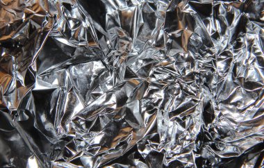 Folyonun desenli yüzeyi gümüş bir dokunuşla buruşmuş.