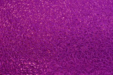 İnci gibi parlak pembe bir ipucuyla sarsıcı parlak bir yüzey.