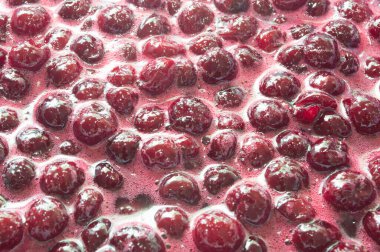 Doku yemek kalitesinde. Kiraz reçeli pişirirken dutlar.