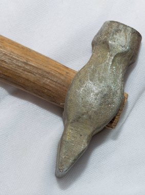 İnşaat aleti. Beyaz arkaplanda çekiç yakın plan.