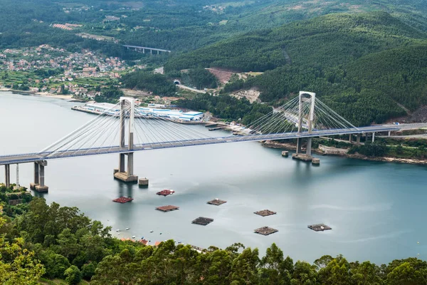 Yeni uzatılmış Rande köprüsünün Vigo Ria üzerindeki hava görüntüsü. Uzun pozlama.