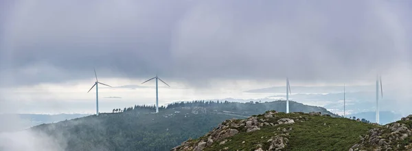 霧深い夏の午後にムラーラ山からのRia Arousa河口の空中ビュー 雲の中にいくつかの風力タービン — ストック写真