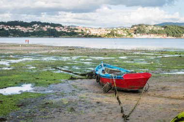 İspanya 'nın Ponteveda kentindeki iyi korunmuş Combarro köyünde, gelgit sırasında ıssız bir ahşap tekne karaya oturdu..
