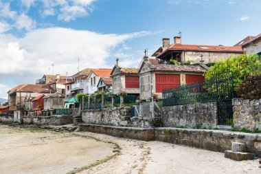 İspanya 'nın Ponteveda kentindeki Combarro kasabasında, taştan haçlılar (süvariler) ve horreolar (yükseltilmiş tahıl ambarları) ile ünlü gelgit seviyesi düşük.).